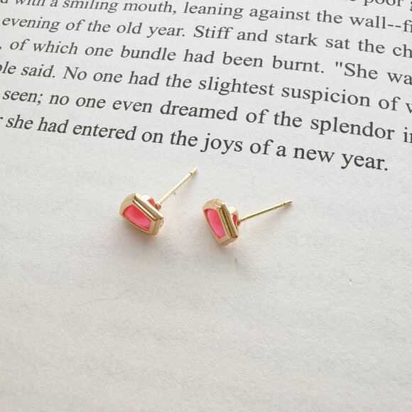 NEW KENDRA SCOTT Monica Light Burgundy Illusion Gold Stud Earrings AUTHENTIC - Picture 3 of 4